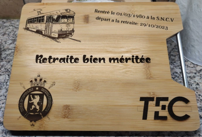 Planche en bois personnalisée pour une retraite
