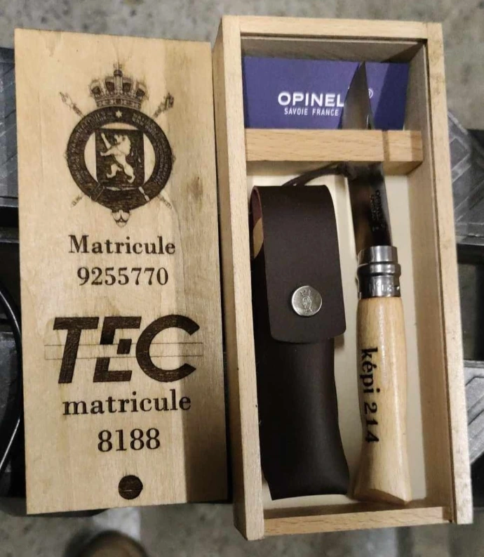 kit opinel modifier (plaque bois en fermeture, et couteau gravé revernis)