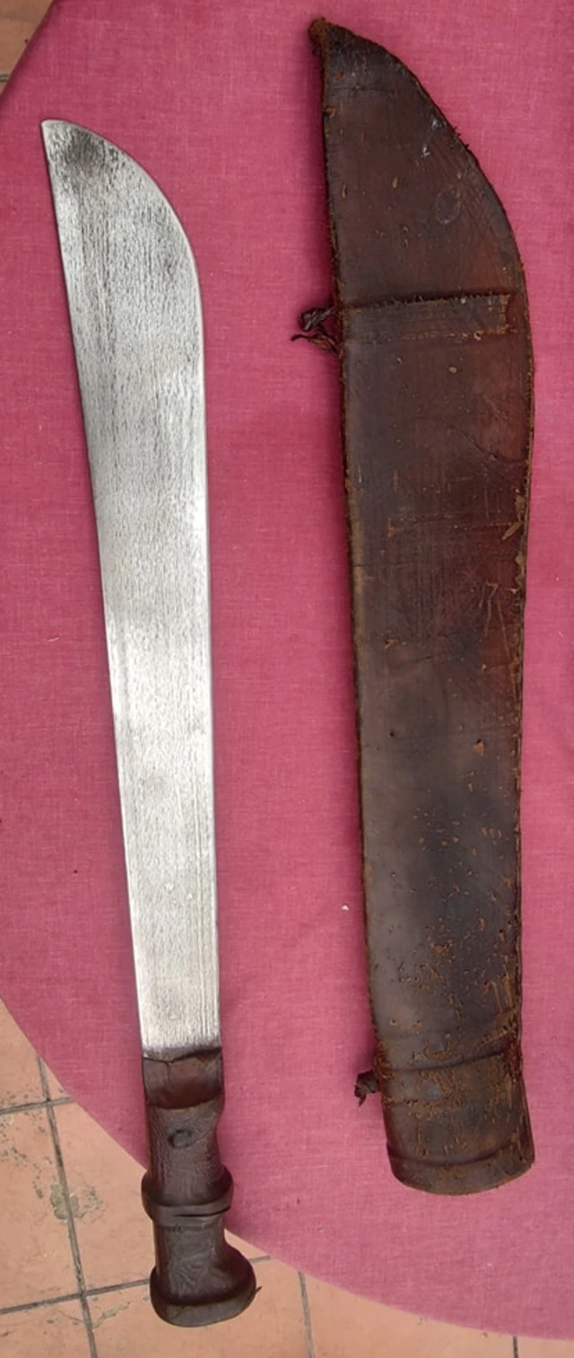Machette avec étuis en cuir au motif dragon polonais restaurés