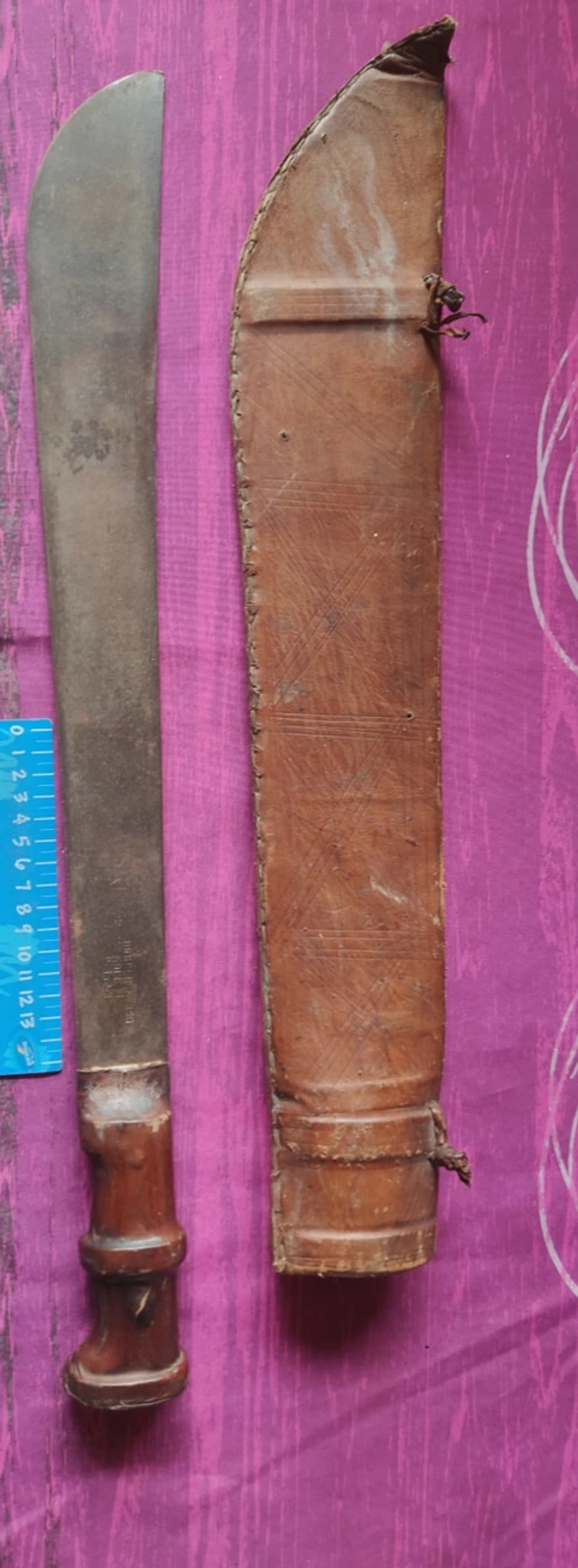 Machette avec étuis en cuir avant restauration