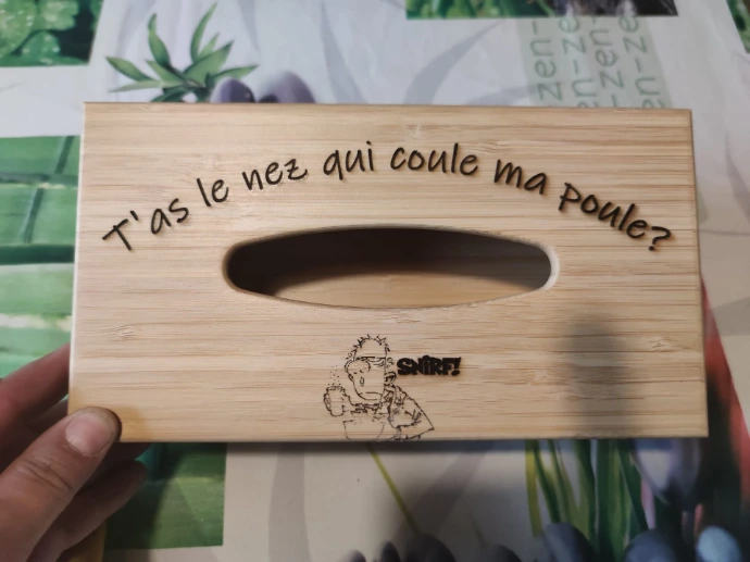 Boîte à mouchoirs en bois gravée avec message humoristique