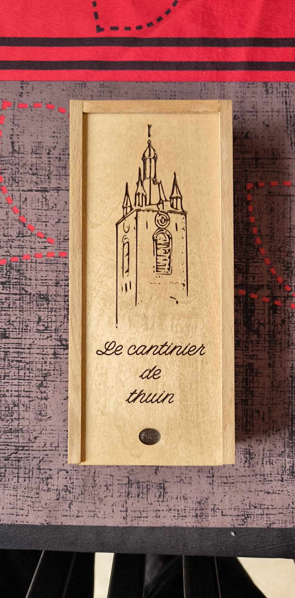 Boîte opinel custom en bois gravée Le cantinier de Thuin