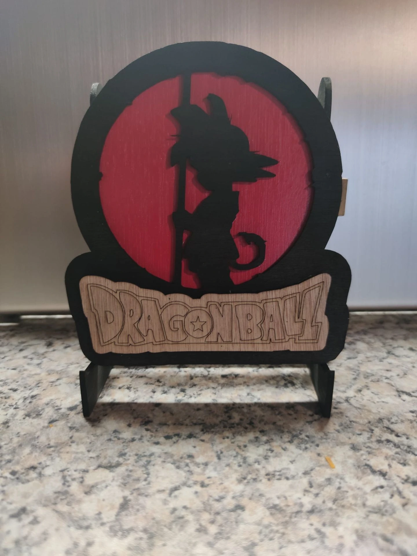 Décoration Dragon Ball en bois peinte et gravée