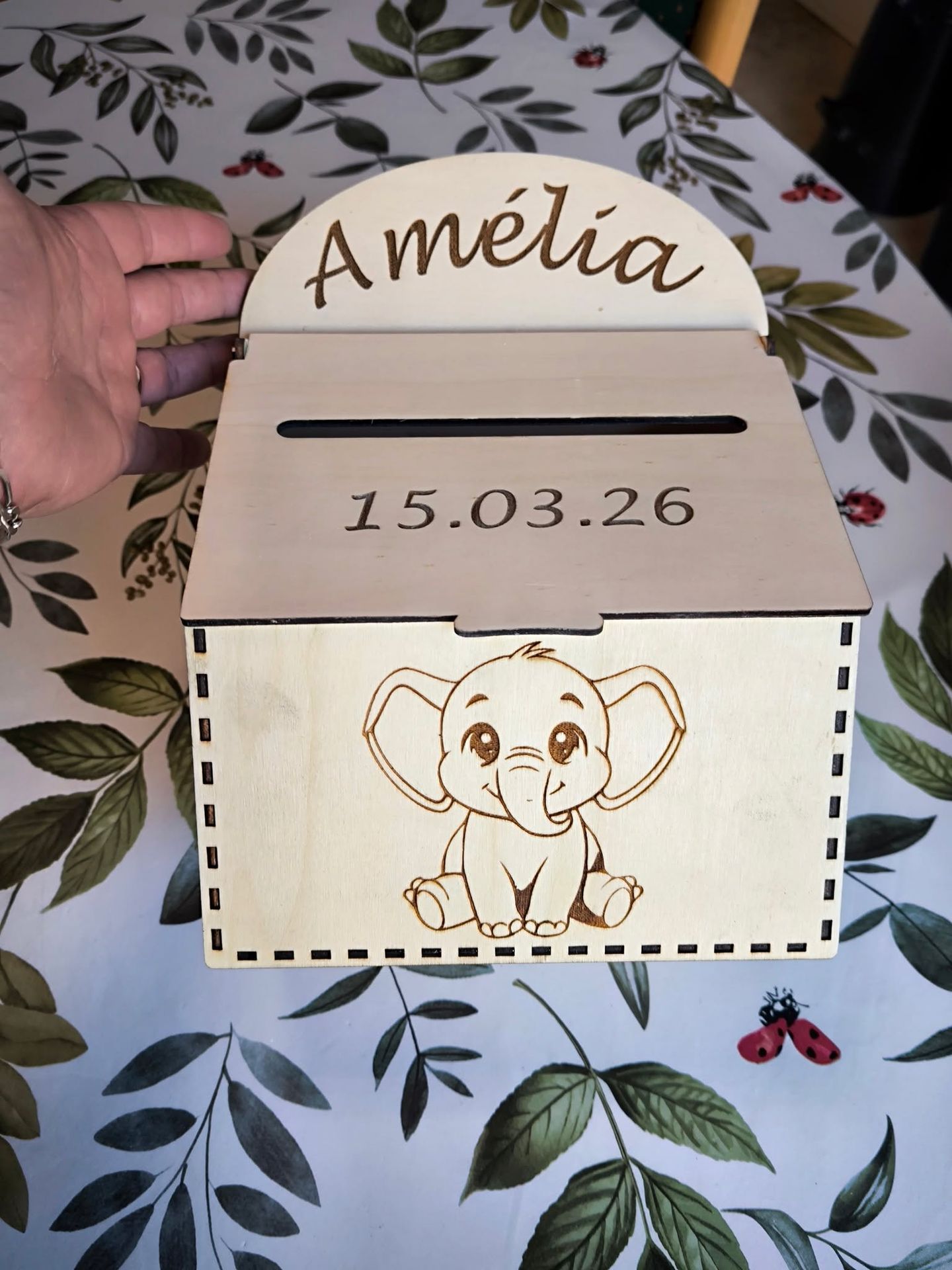 Boîte en bois personnalisée pour baptême avec prénom et date