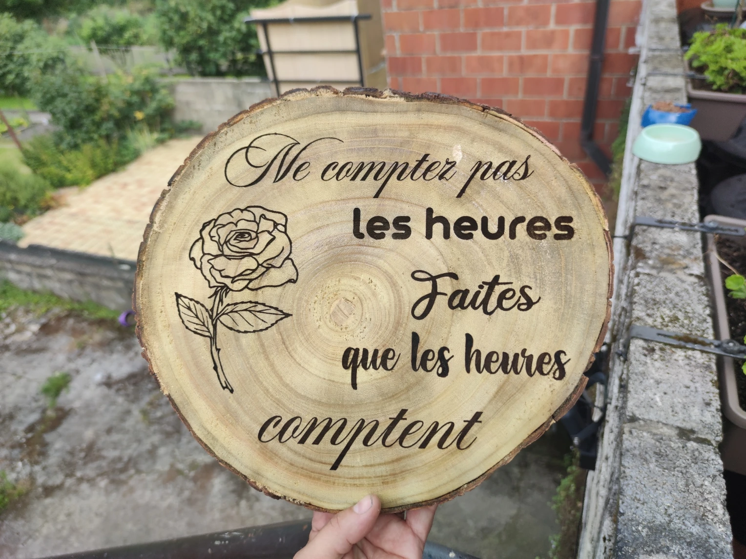 Rondin de bois gravé avec citation décorative