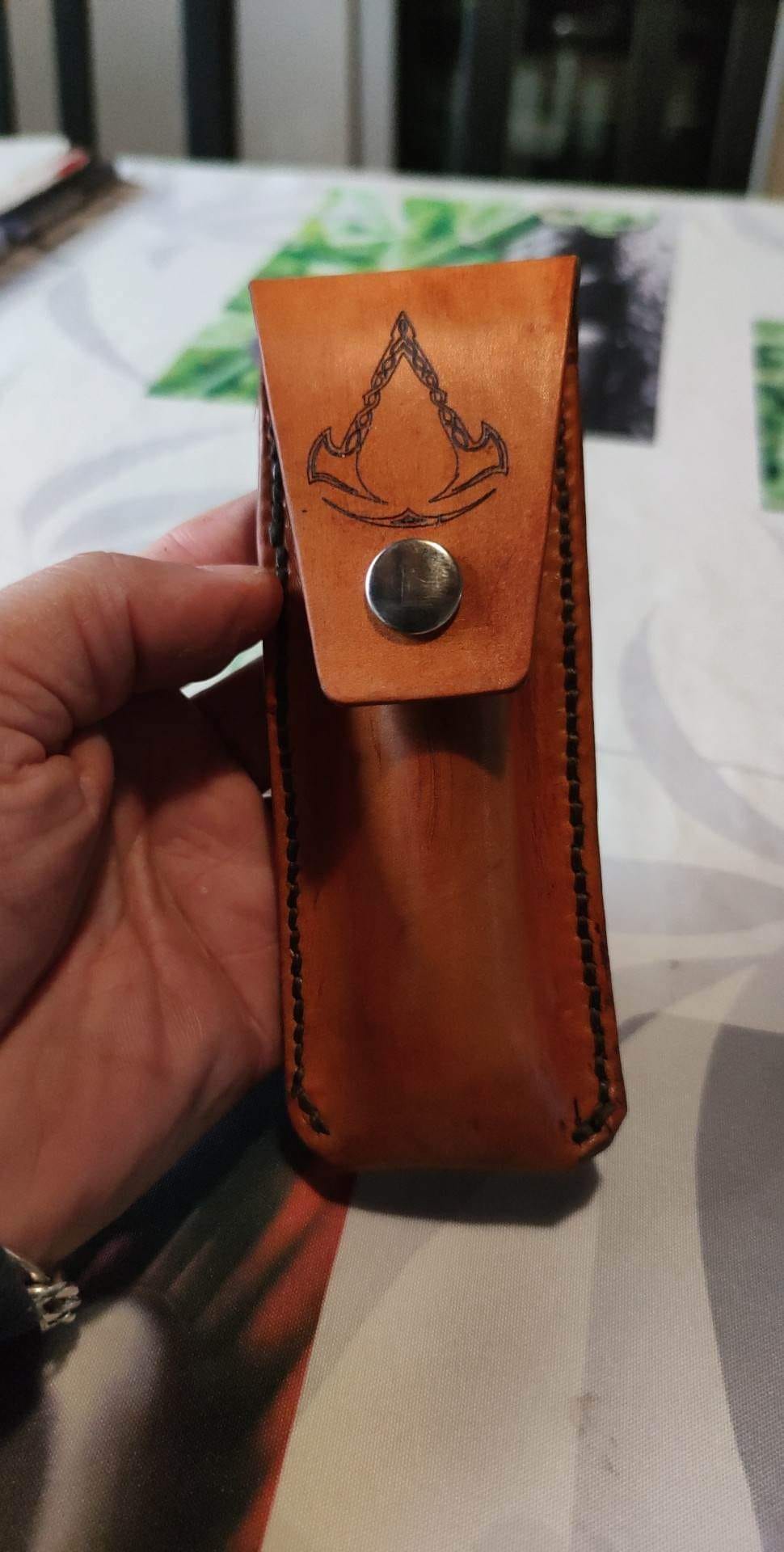 Étui en cuir avec bouton pression réalisé sur mesure