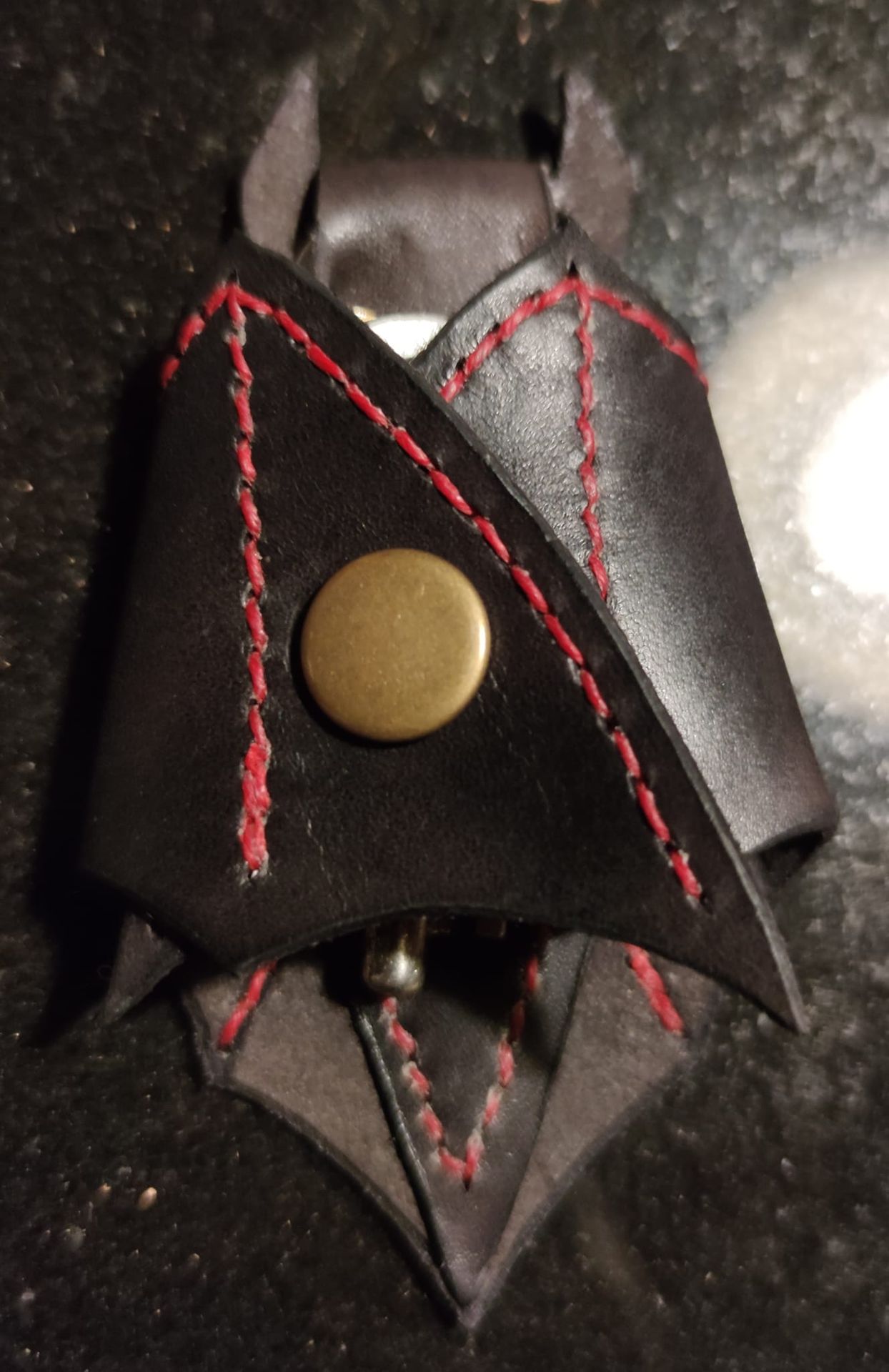 Porte-clé chauve-souris en cuir cousu main pour tenir les clés fermé