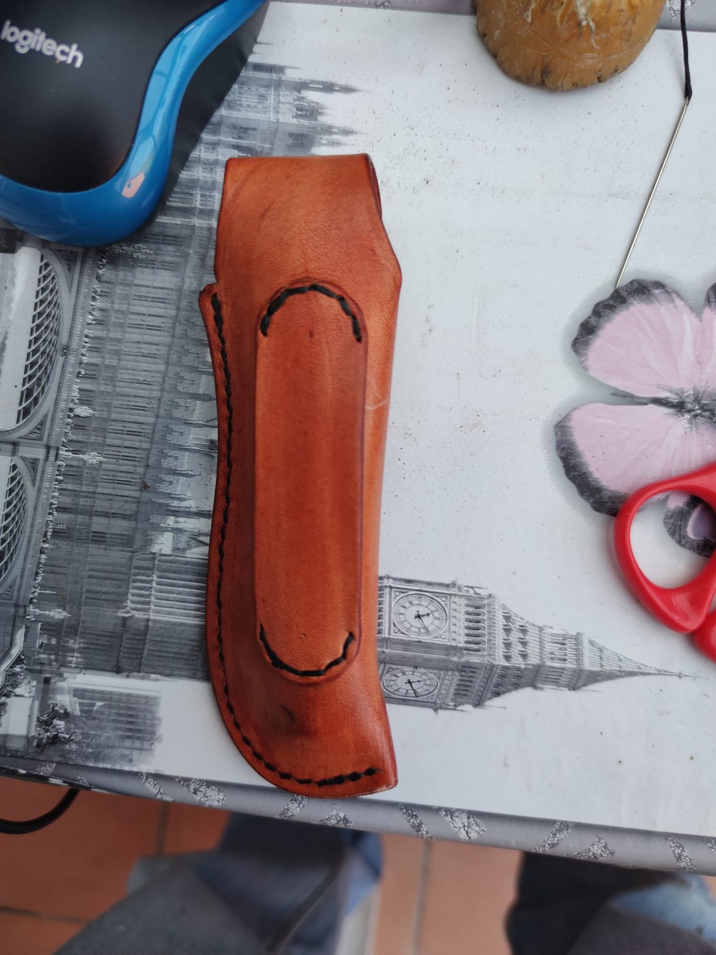 Étui en cuir artisanal avec fermeture et passant de ceinture