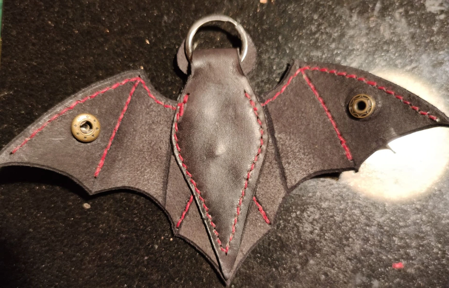 Porte-clé chauve-souris en cuir cousu main pour tenir les clés ouvert