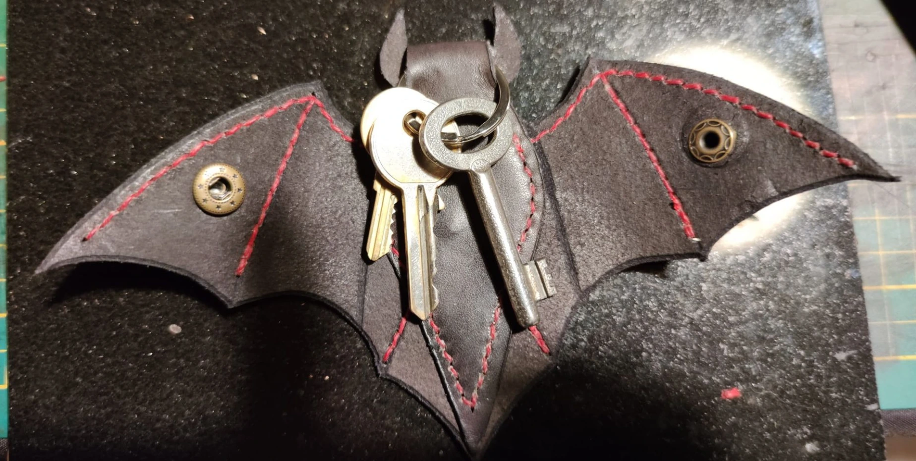 Porte-clé chauve-souris en cuir cousu main pour tenir les clés fermé
